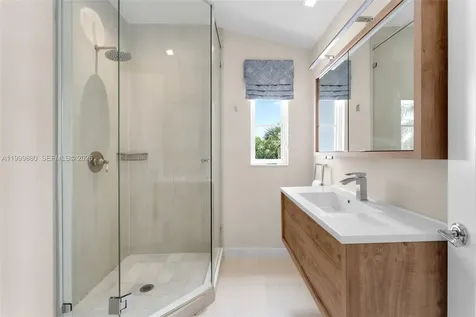 2887 Pine Tree Drive Miami Beach FL 33140