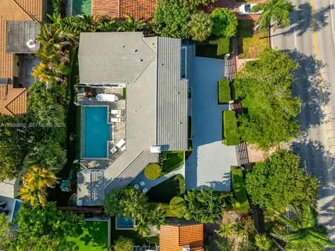 2887 Pine Tree Drive Miami Beach FL 33140