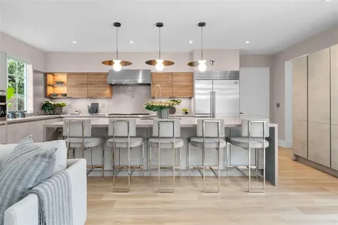 2887 Pine Tree Drive Miami Beach FL 33140