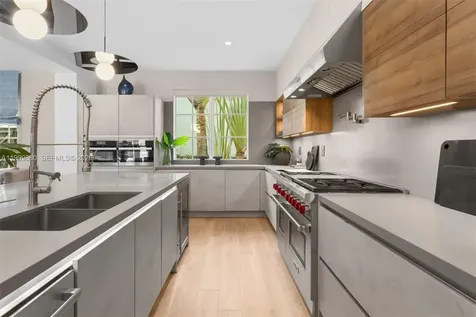 2887 Pine Tree Drive Miami Beach FL 33140