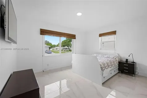 1086 NW 88th Way Plantation FL 33322