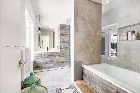 524 Warren Lane Key Biscayne FL 33149