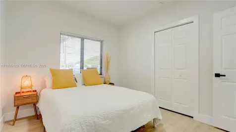 2736 NW 21st Avenue Oakland Park FL 33311