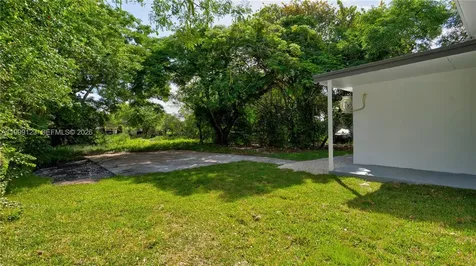 2736 NW 21st Avenue Oakland Park FL 33311