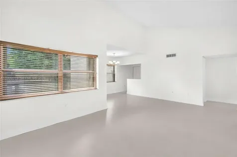 685 W Park Drive Miami FL 33172