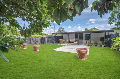 7022 SW 19th Court North Lauderdale FL 33068