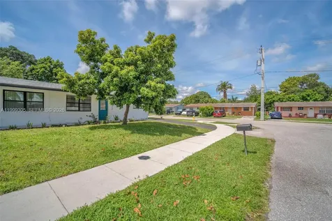 7022 SW 19th Court North Lauderdale FL 33068