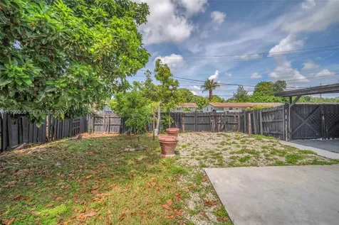 7022 SW 19th Court North Lauderdale FL 33068