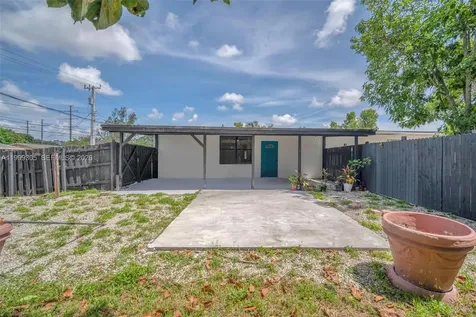 7022 SW 19th Court North Lauderdale FL 33068
