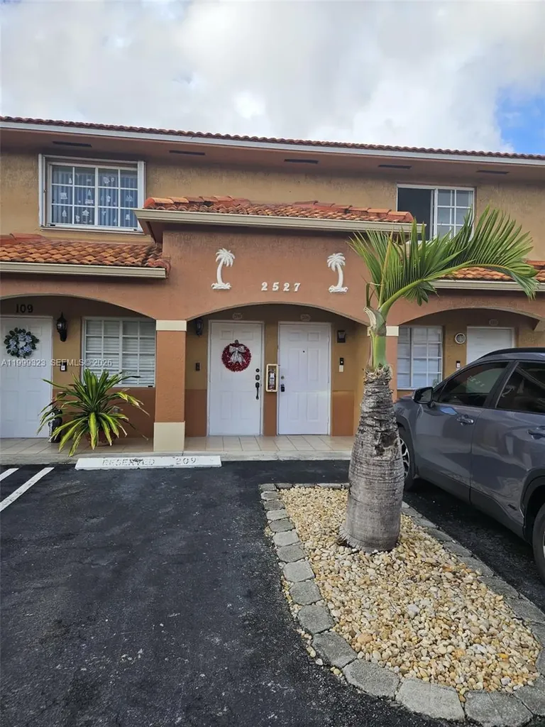 2527 W 76th Street Hialeah FL 33016