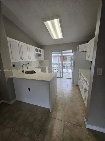 2527 W 76th Street Hialeah FL 33016