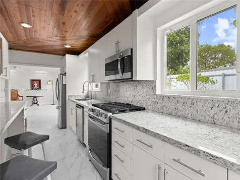 6665 NW 39th Street Virginia Gardens FL 33166