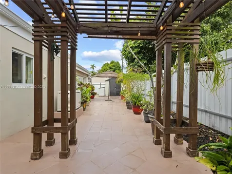 6665 NW 39th Street Virginia Gardens FL 33166