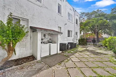 109 NW 6th Avenue Miami FL 33128