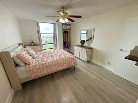 1825 W 44th Place Hialeah FL 33012