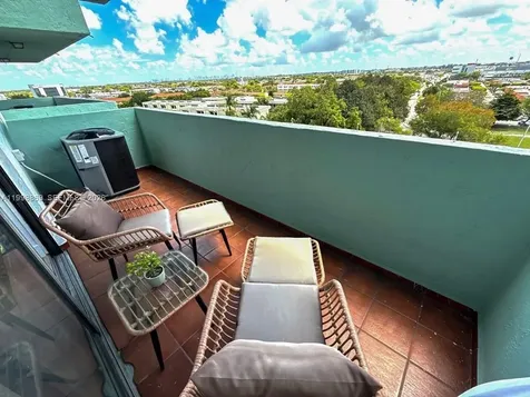 1825 W 44th Place Hialeah FL 33012