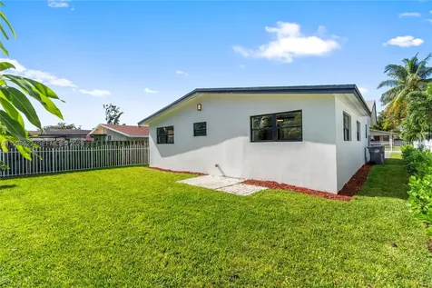 1911 SW 57th Avenue West Park FL 33023