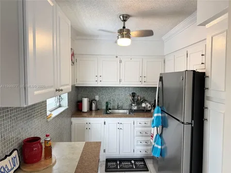 920 SW 11th Avenue Hallandale Beach FL 33009
