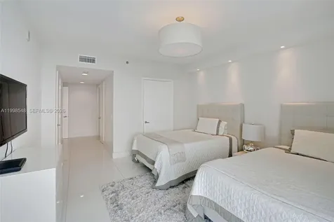 2711 S Ocean Drive Hollywood FL 33019