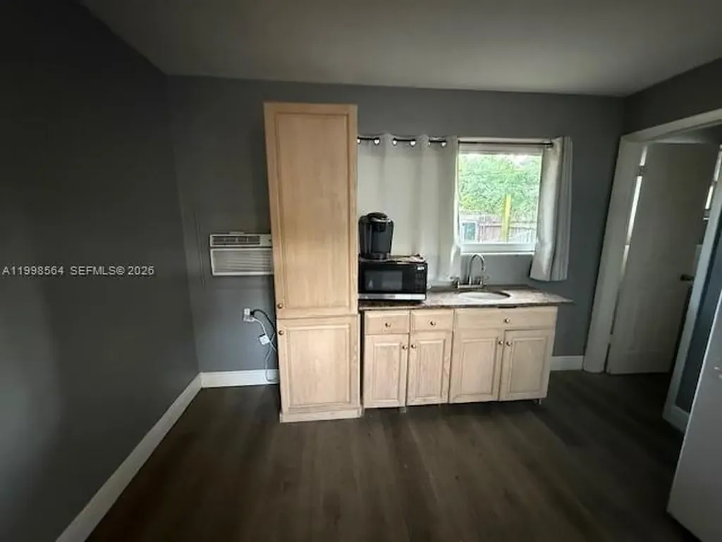 4148 SW 24th Street Fort Lauderdale FL 33317