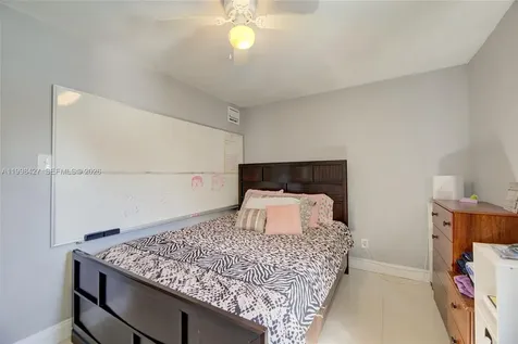 3811 SW 47 Avenue West Park FL 33023