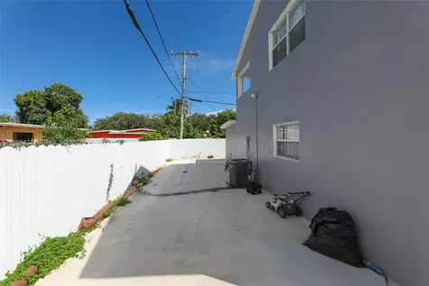 3811 SW 47 Avenue West Park FL 33023