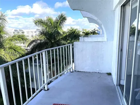 494 NW 165th Street Road Miami FL 33169