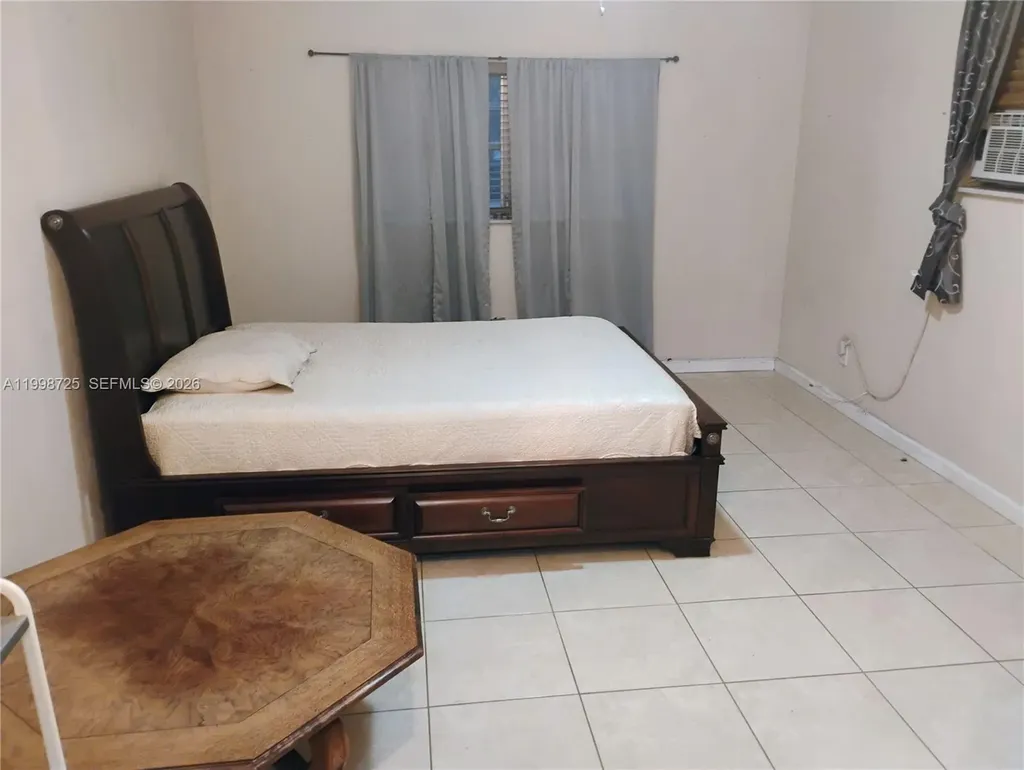 **** Thomas Street Hollywood FL 33021
