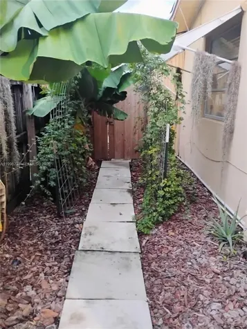 **** Thomas Street Hollywood FL 33021