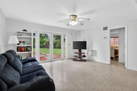 733 W 33rd Street Hialeah FL 33012