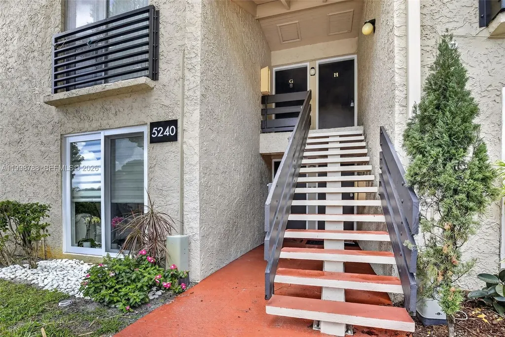 5240 NE 6th Avenue Oakland Park FL 33334