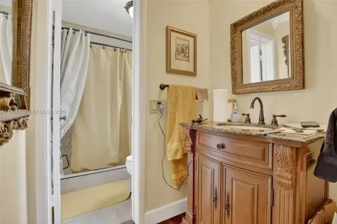 5240 NE 6th Avenue Oakland Park FL 33334