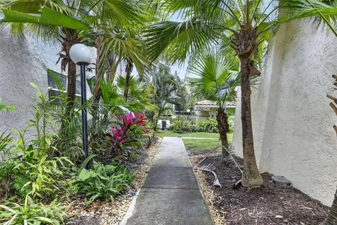 5240 NE 6th Avenue Oakland Park FL 33334