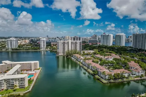 1000 W Island Boulevard Aventura FL 33160