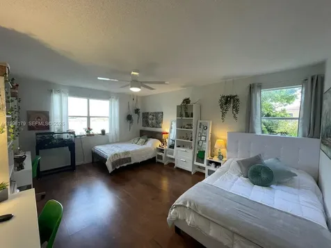 605 Ives Dairy Road Miami FL 33179