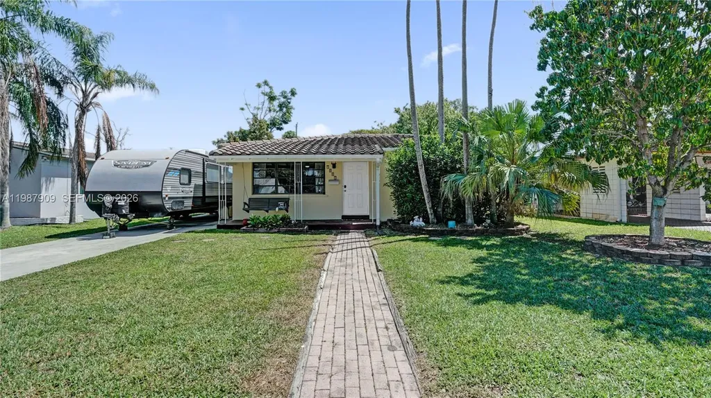 1007 N 31st Road Hollywood FL 33021