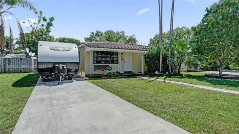1007 N 31st Road Hollywood FL 33021