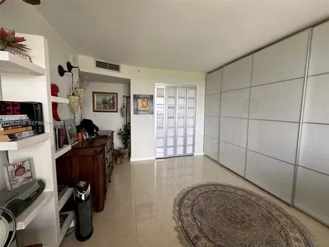 1000 Quayside Terrace Miami FL 33138