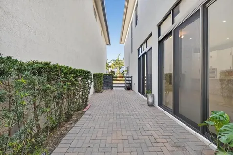 8237 NW 43rd Street Doral FL 33166