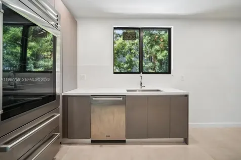 5661 Pine Tree Drive Miami Beach FL 33140