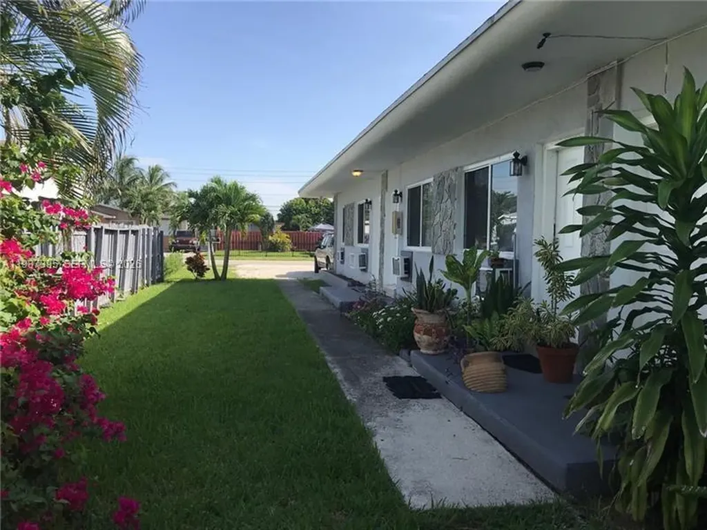 6220 Dawson Street Hollywood FL 33023