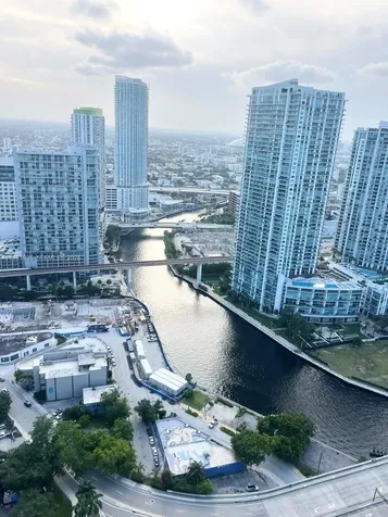 68 SE 6 Miami FL 33131