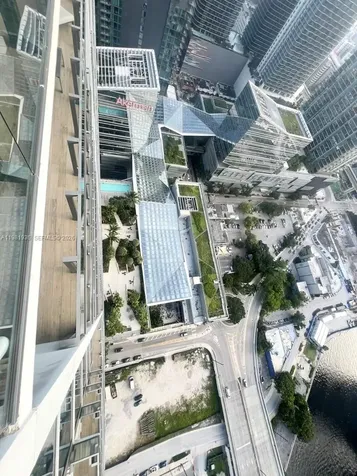 68 SE 6 Miami FL 33131