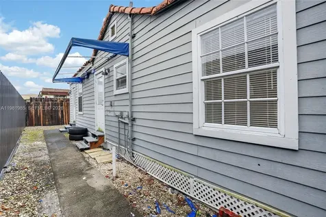 6761 SW 13th Terrace Miami FL 33144