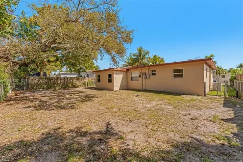 3200 SW 47th Avenue West Park FL 33023
