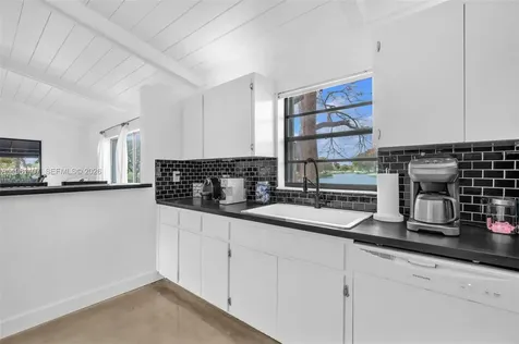 211 SW 87th Terrace Plantation FL 33324