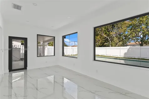 921 W 50th Place Hialeah FL 33012