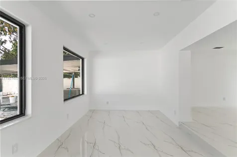 921 W 50th Place Hialeah FL 33012