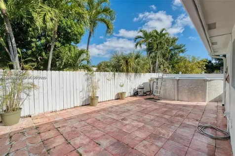735 NE 38th Street Oakland Park FL 33334