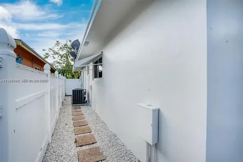 735 NE 38th Street Oakland Park FL 33334